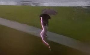SAD: Pogledajte kako je grom udario u muškarca dok je nosio kišobran