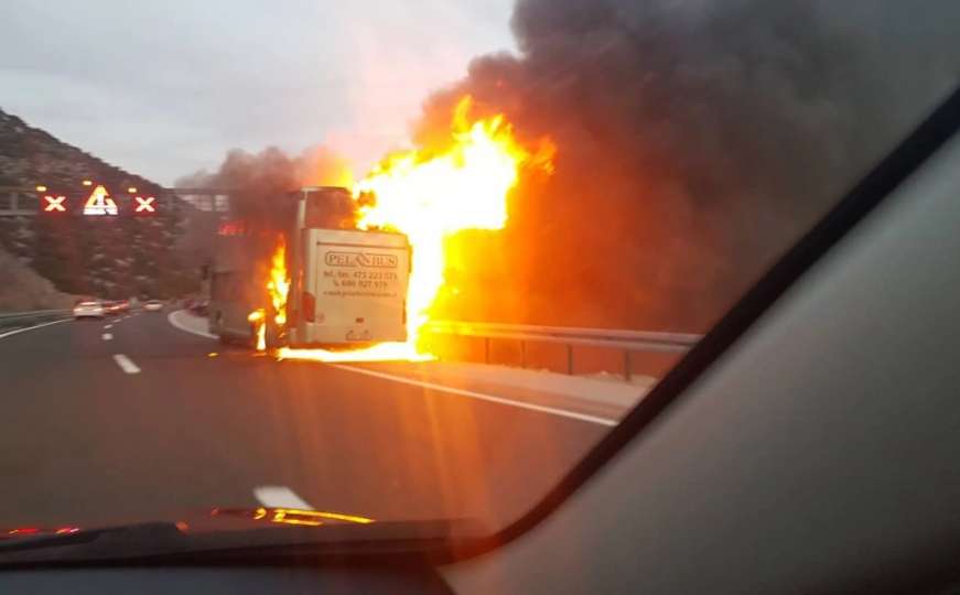 Požar u par minuta progutao češki autobus: Snimljen trenutak eksplozije