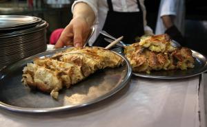 Dječak oduševio na Danima bureka u Nišu: Napravio 16 tepsija pite 
