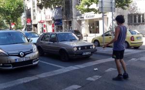 Argentinac u Sarajevu zabavlja vozače žongliranjem dok čekaju na semaforu