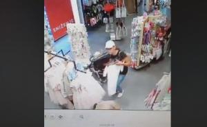 Mama s bebom opljačkana u butiku: Pogledajte kako lopovke kradu i kako su uigrane