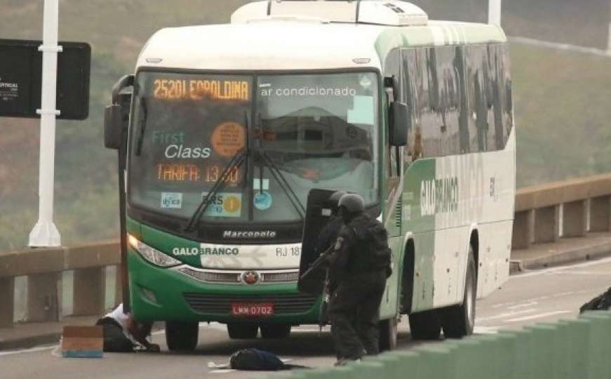 Okončana drama u gradskom autobusu: Otmičar držao 37 putnika za taoce
