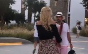 Ludnica u Grčkoj: Maja Šuput snimila muža kako joj skida gaćiće 