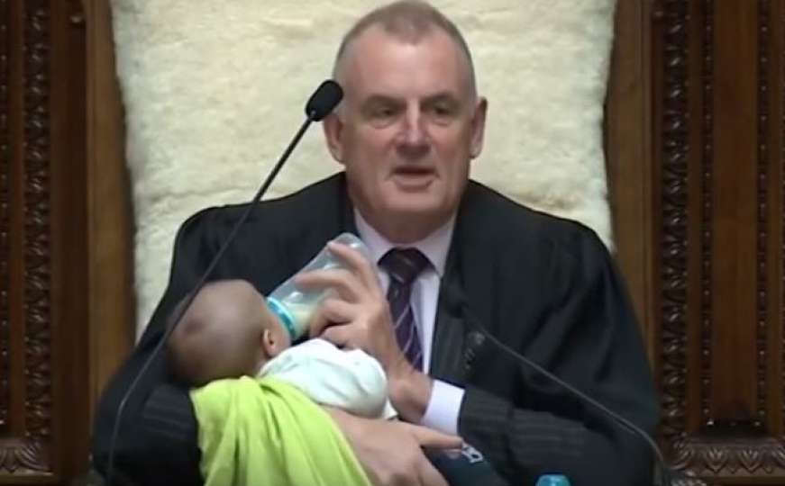 Predsjednik parlamenta za vrijeme rasprave hranio bebu jednog od zastupnika