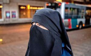 Izbacio ženu u nikabu: Da li je vozač autobusa postupio po zakonu?