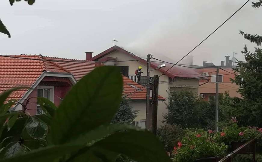 Oluja poharala Zagreb: Grom udario u dvije kuće, gašenje požara u toku