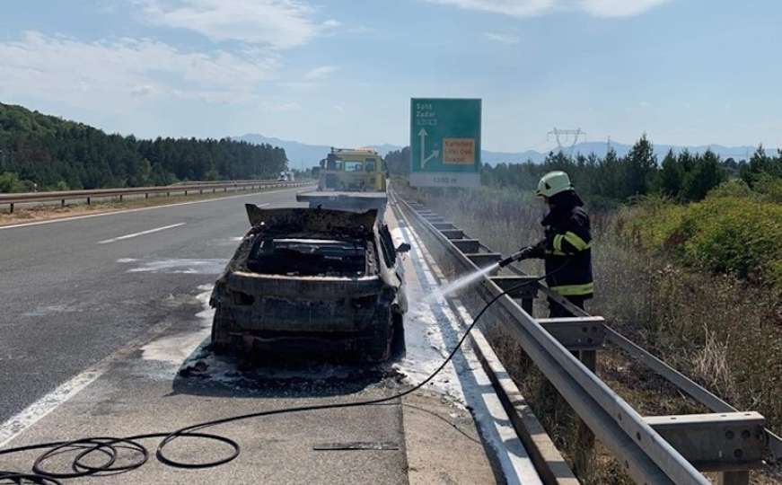 Nesreća na autoputu A1: BMW se zapalio i potpuno izgorio