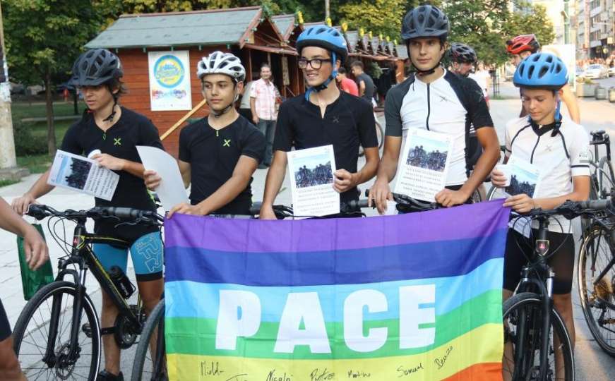 Donijeli zastavu mira: Petorica dječaka na biciklima vozili od Italije do Sarajeva