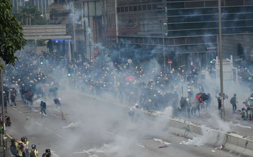 Haos u Hong Kongu: Hiljade građana ponovo na ulicama, policija koristi suzavac