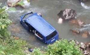 Kombi s migrantima sletio u rijeku: Jedna žena preminula, vozač pobjegao