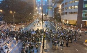 Nema mira u Hong Kongu: Policija koristila vodene topove i pucala na demonstrante