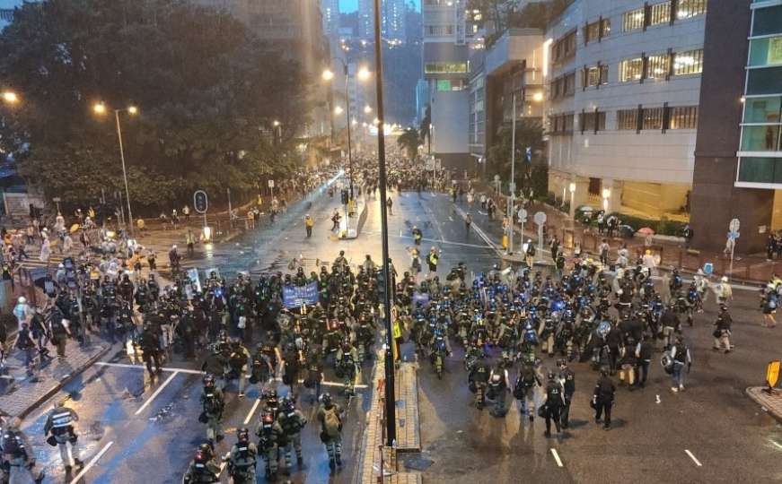Nema mira u Hong Kongu: Policija koristila vodene topove i pucala na demonstrante