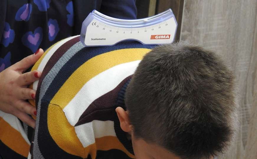 INZ Zenica upozorava: Deformiteti kičme kod školske djece sve izraženiji