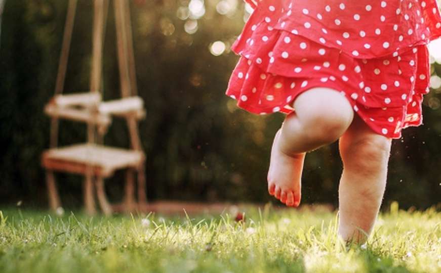 Cipele ometaju razvoj dječjeg mozga: Pustite ih da hodaju bosi!