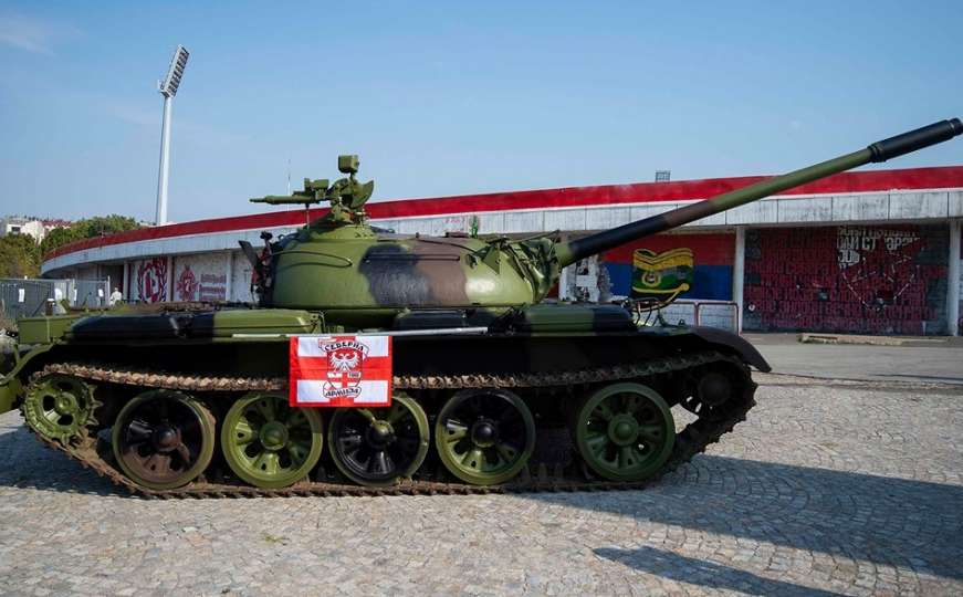 Zvezda i Delije postavili tenk iz Vukovara ispred Marakane: Navijači nisu oduševljeni