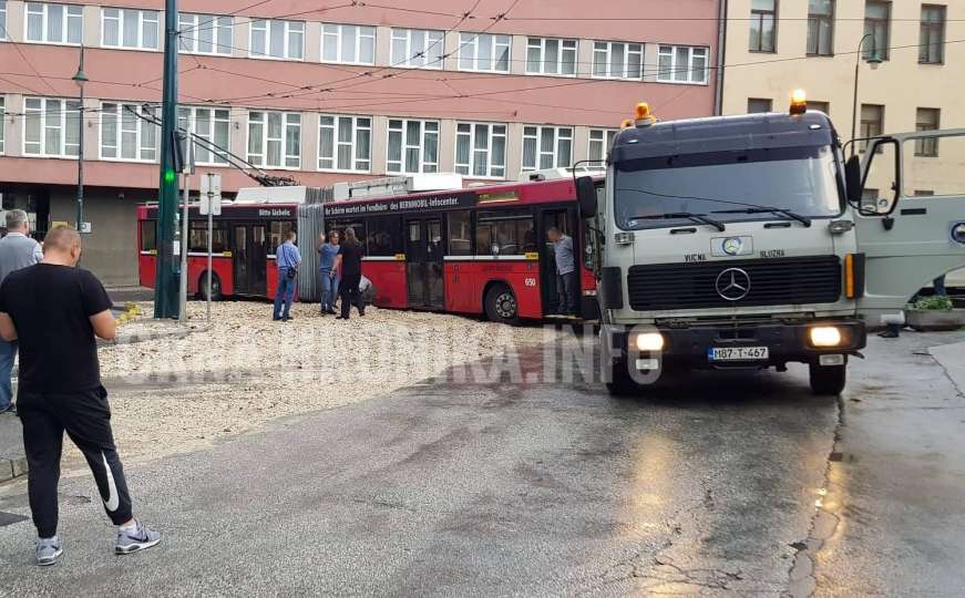 Kiša donijela probleme: Trolejbusi ne rade zbog pijeska, auto se zaglavilo u šahtu