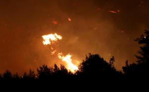 Veliki požar kod Knina gasi sedam aviona 