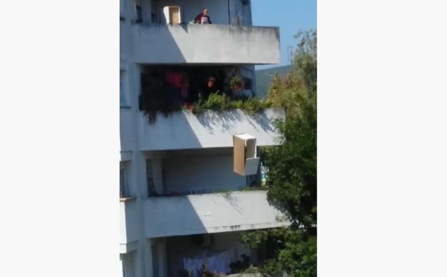 Bacao namještaj preko balkona s četvrtog sprata zgrade