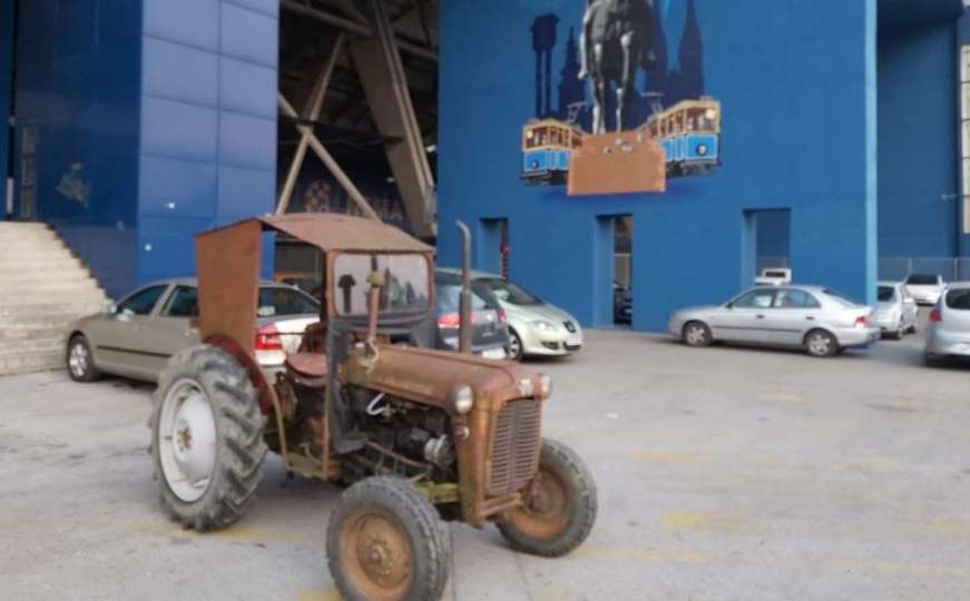 Navijači Dinama odgovorili Delijama: Parkirali traktor na Maksimiru