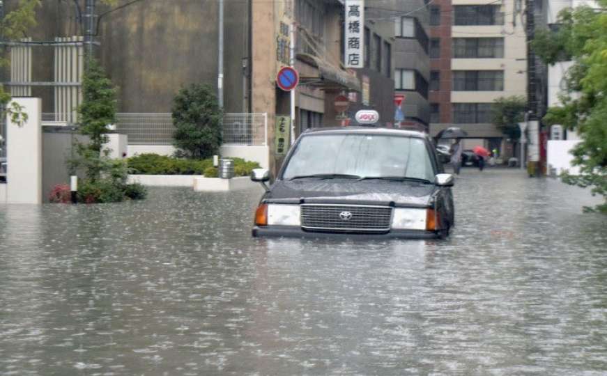 Snažna oluja pogodila Japan: Više od 800.000 ljudi mora napustiti domove