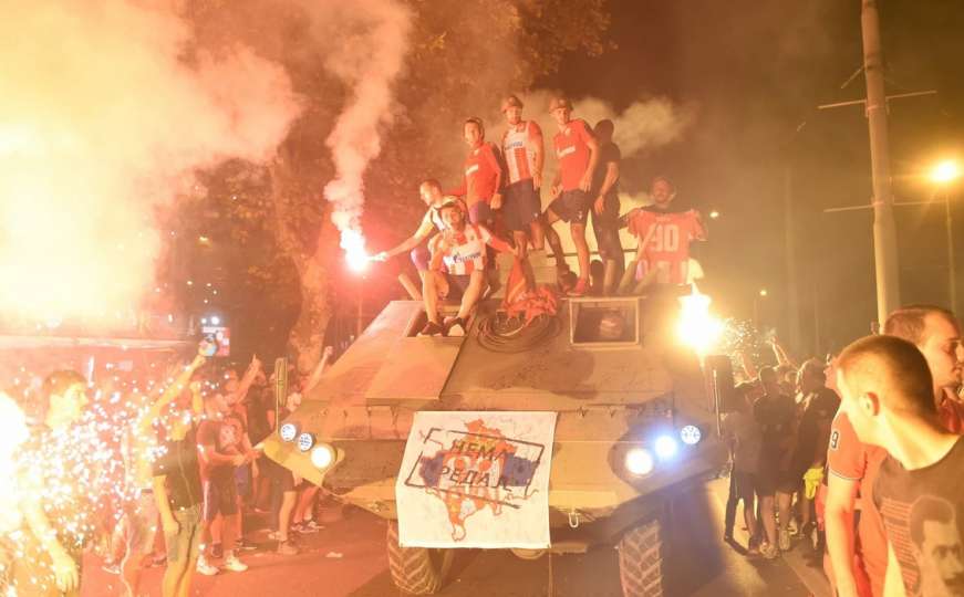 Igrači Zvezde na oklopnom vozilu i šajkačama slavili u centru Beograda