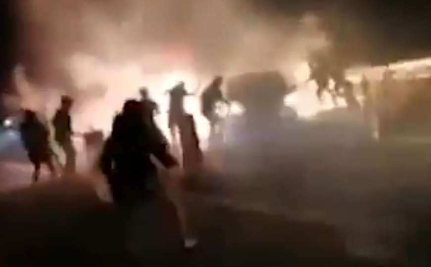 Snimak divljanja na autoputu: Maskirani napadači razbijali automobile