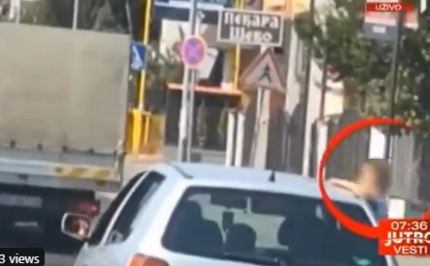 Beograd: Majka vozi automobil dok dijete sjedi na prozoru