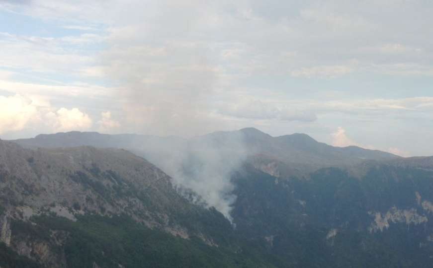 Helikopter OS BiH uključio se u gašenje požara u Konjicu