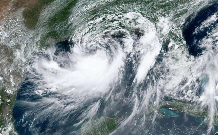 Uragan Dorian pred Floridom prešao u četvrtu kategoriju: Vjetrovi do 225 km/h