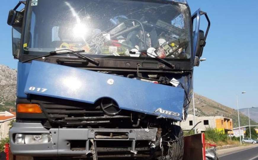 Potvrđeno: Stradali u nesreći kod Mostara su iz Lukavca, automobil potpuno uništen