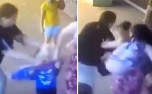Zastrašujuće scene: Žena iz čista mira nožem napala trogodišnjeg dječaka 