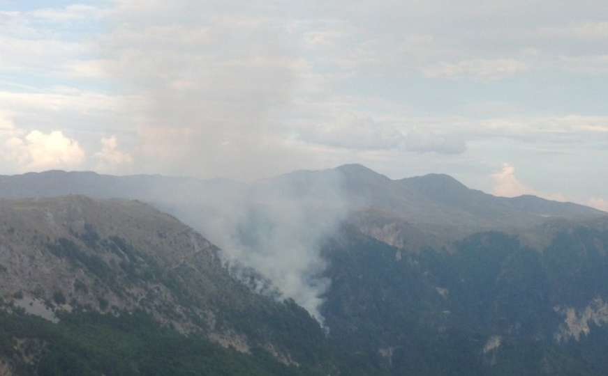 Požar iznad Konjica i dalje aktivan: Vatra se širi prema Bijelim stijenama 