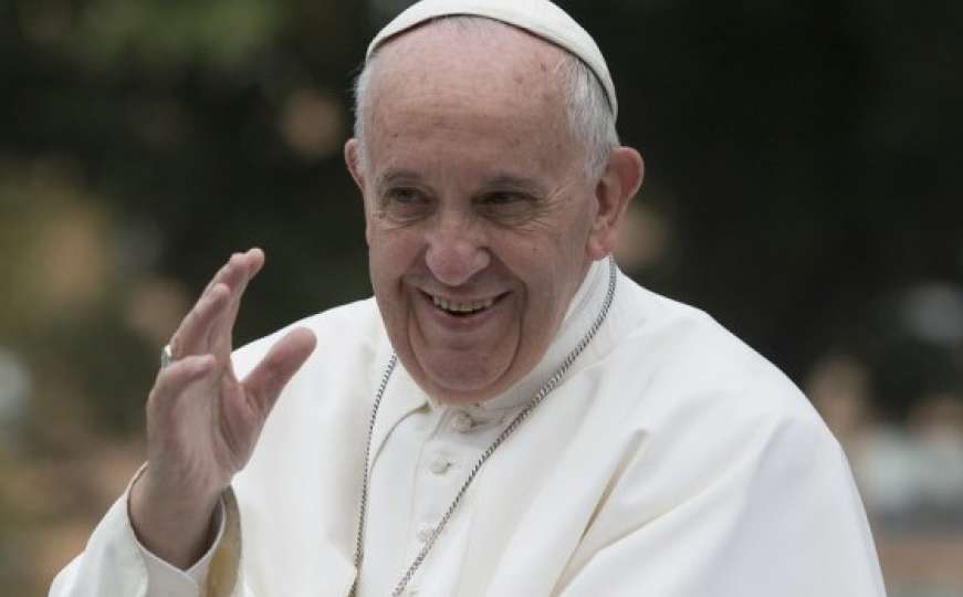 Papa Franjo se zaglavio u liftu, izvlačili ga vatrogasci