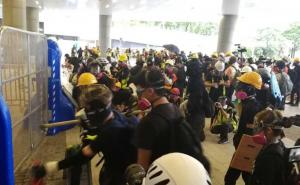 Srednjoškolci u 'ljudskim lancima' blokiraju tačke ključne za život Hong Konga