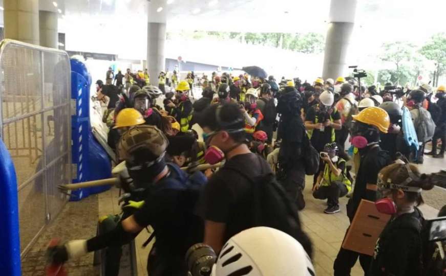 Srednjoškolci u 'ljudskim lancima' blokiraju tačke ključne za život Hong Konga