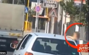 Kažnjena majka koja je vozila dijete na prozoru auta