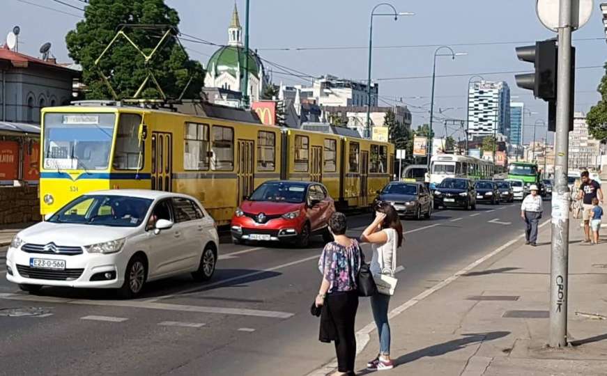 Sudarili se tramvaj i automobil kod Velikog parka u Sarajevu, saobraćaj u prekidu