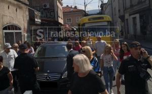 Tramvajski saobraćaj bio u prekidu: Parkirala automobil na šinama i otišla