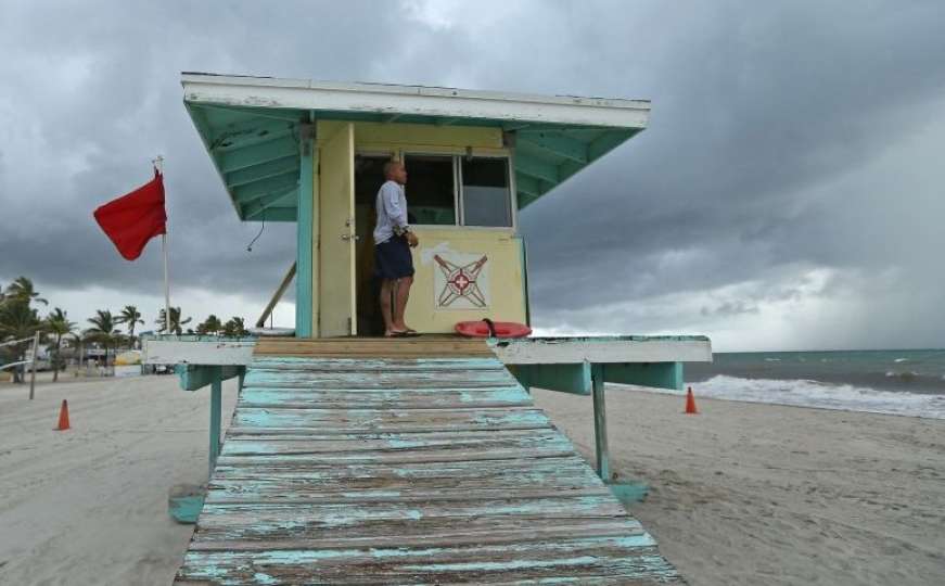 Uragan Dorian usmrtio pet osoba, nastavlja put ka Floridi