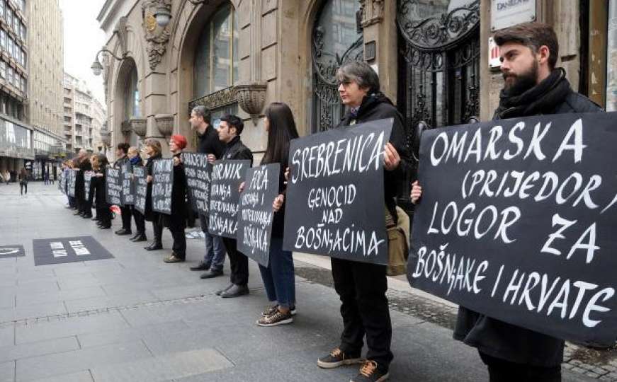 Hasija Borić: Treba li i Žene u crnom ograditi žicom?