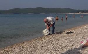 Hrvatska: Pred turistima istresao punu kantu fekalija u more