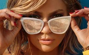 J. Lo pozirala u kupaćem kostimu i pokazala nevjerovatno utegnute noge