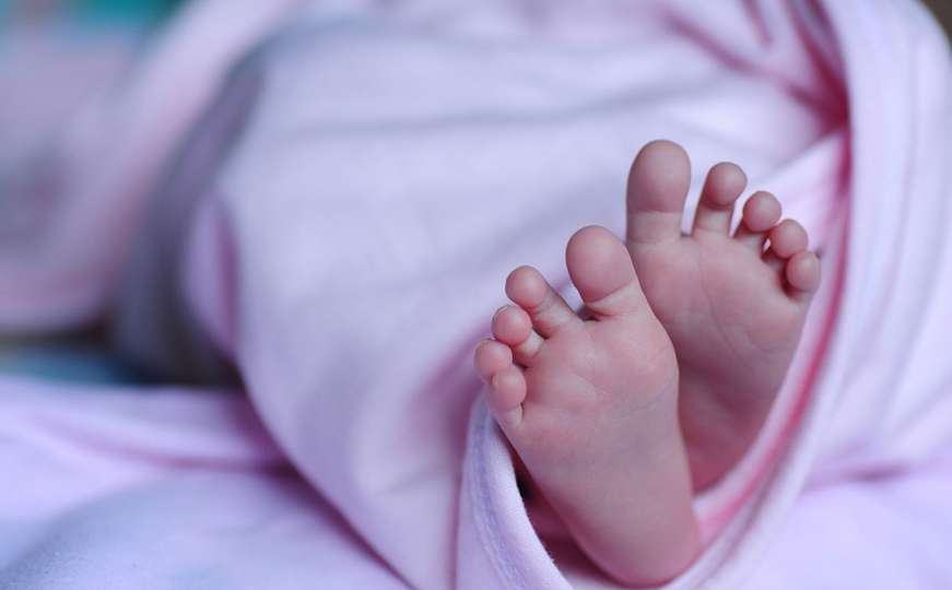 Beba sa dva pola rođena u prištinskoj bolnici