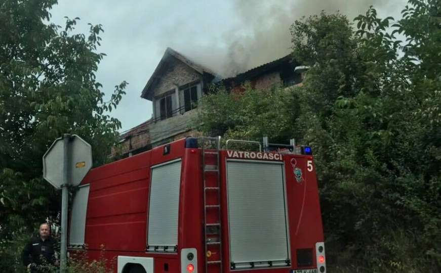 Gori porodična kuća u Pofalićima: Ekipe vatrogasaca na terenu 