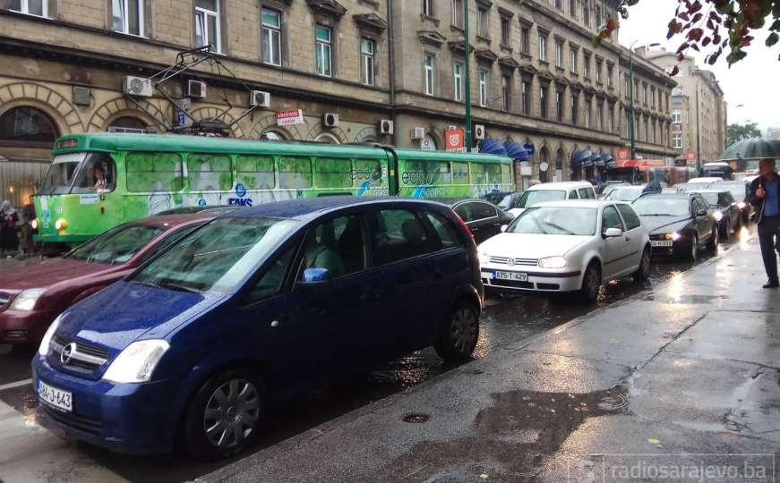 Poplavile ulice: Prolom oblaka u Sarajevu prouzrokovao kolaps u saobraćaju