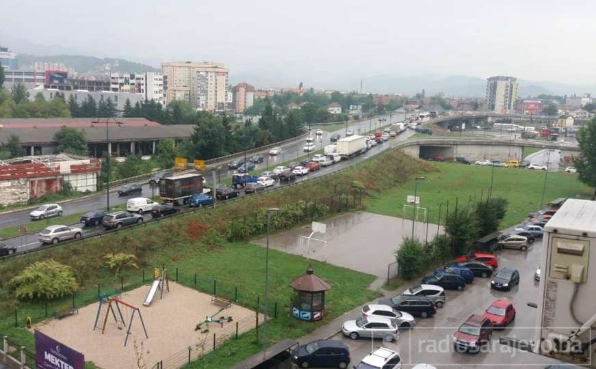 Saobraćajni kolaps u Sarajevu: Jaka kiša prouzrokovala probleme vozačima