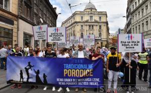 U toku je manifestacija Dan tradicionalne porodice: Učesnici idu prema Trgu BiH