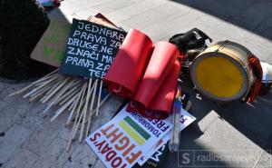 Među učesnicima Povorke ponosa primjetne parole koje aludiraju na političke stranke