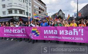 Kolona prve bh. Povorke ponosa stigla pred Parlament BiH 