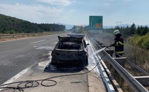 Hrvatska: Zapalio se automobil na autoputu, više osoba izgorjelo